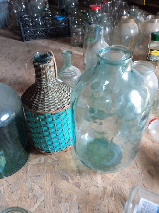 Банки,винні бутиля