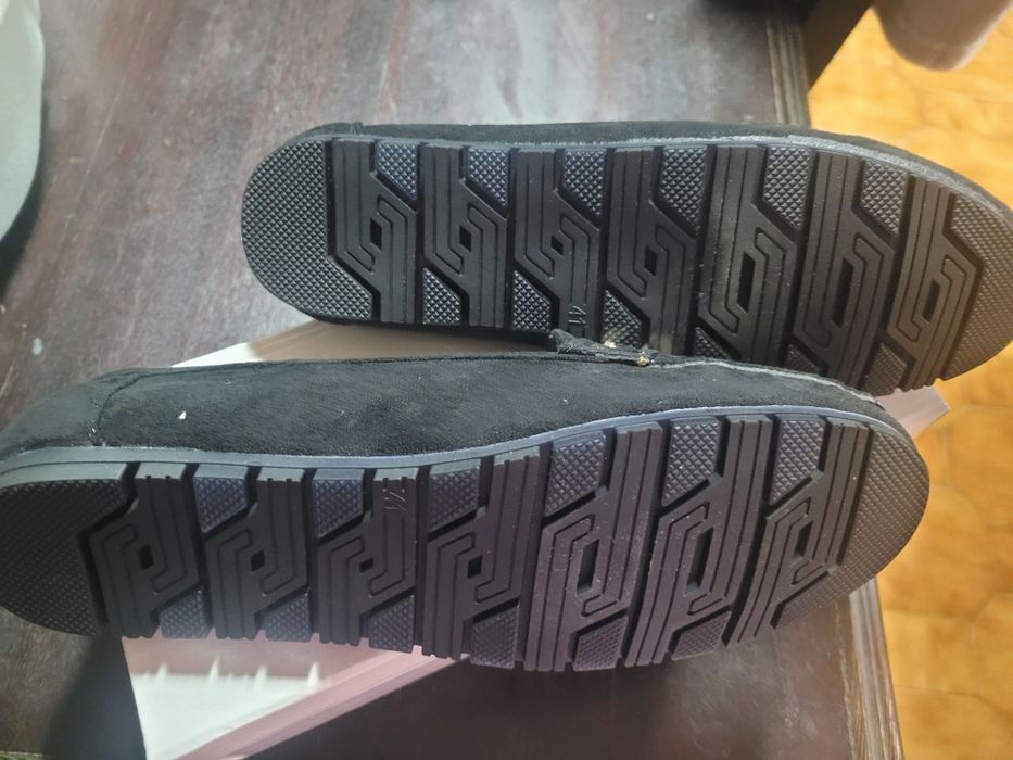 Sapatos pretos de camurça