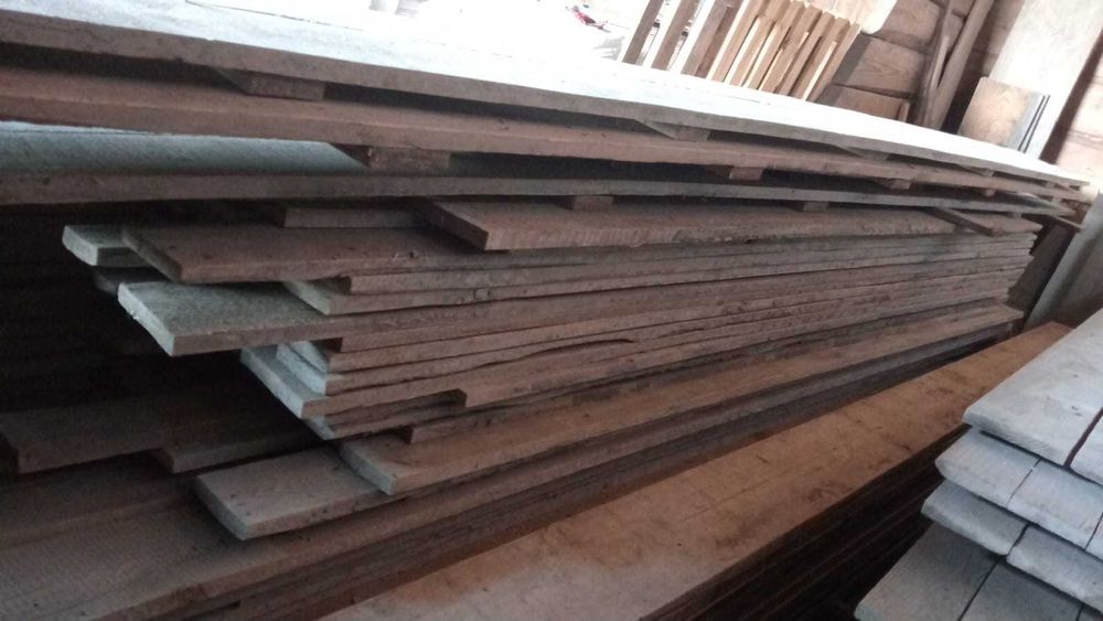 Deski budowlane, trzymane pod dachem.