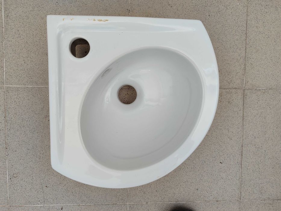 Lavatório de cerâmica branco / Ceramic Wash Basin White