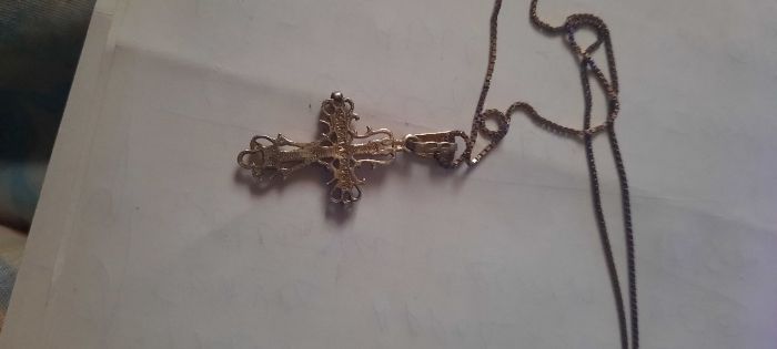 Крестик серебряный с цепочкой.