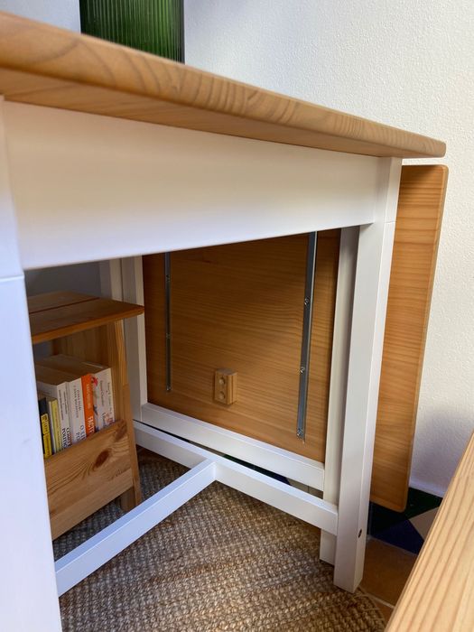 Mesa IKEA Piintorp Abas reabatív/pernas articuladas, na cor castanho claro com velatura.