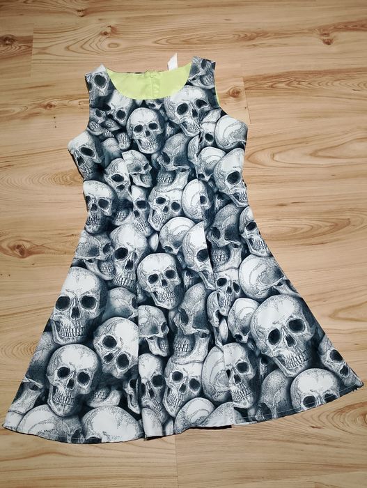 Ciemnoszara Rozkloszowana Sukienka W Czaszki Smiffys Stand Out Suits Metal Alternative Goth