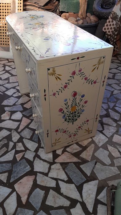 Móvel em madeira de pinho. Pintado à mão.