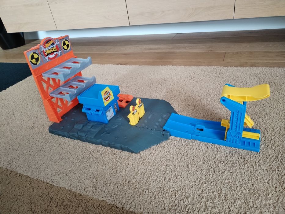 Tor samochodowy Mattel Hot Wheels Monster Trucks Demolka na stacji
