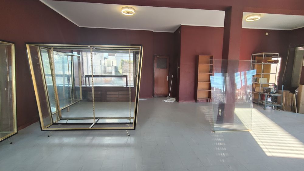 Arrenda-se loja no centro de CACIA próximo a estação CP, toda esquina