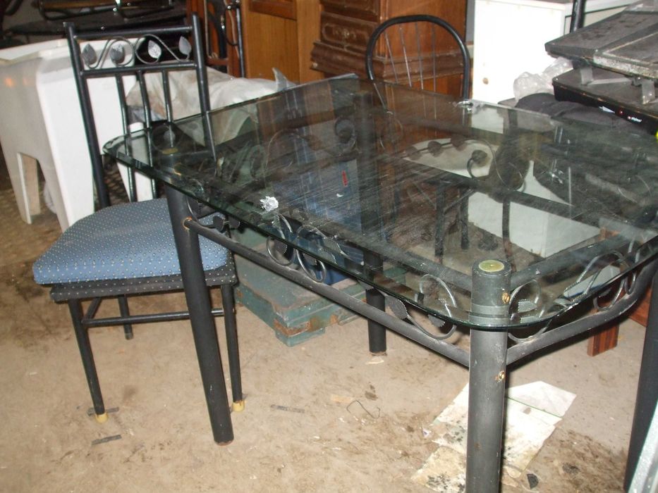 Mesa com tampo de vidro  1,20x75 cm + 2 cadeiras
