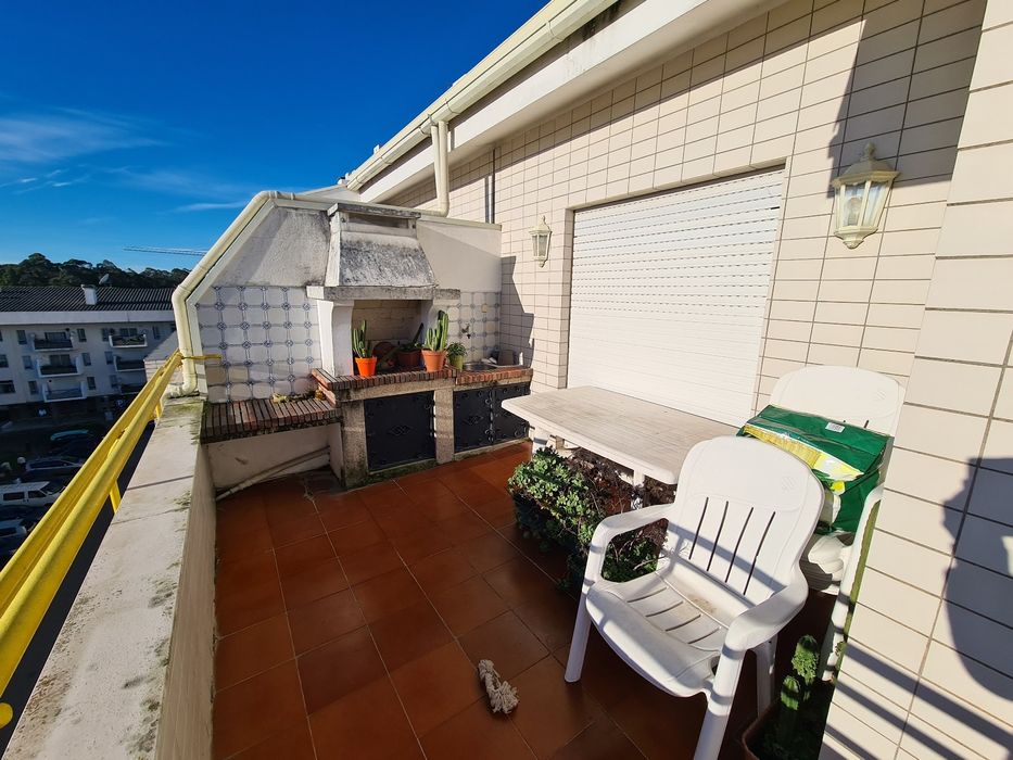 T4 Duplex, 227m², terraço, garagem fechada para 2 carros.