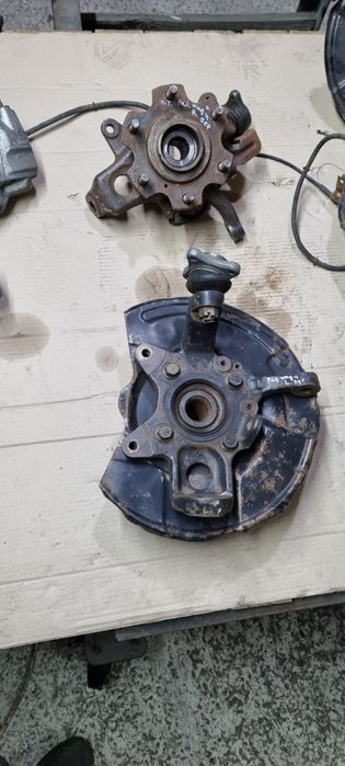 Ступица цапфа поворотный кулак передний Mitsubishi Pajero Wagon 3 4