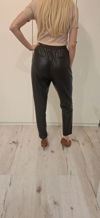 Czarne spodnie ze skóry Mohito