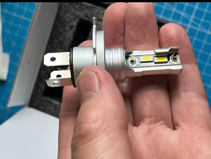 В продажі лед лампи Н4