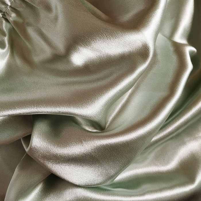 Красива атласна спідниця