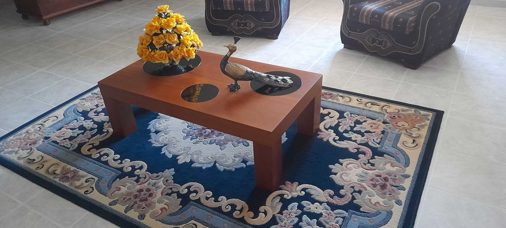 Mesa de cerejeira em bom estado.