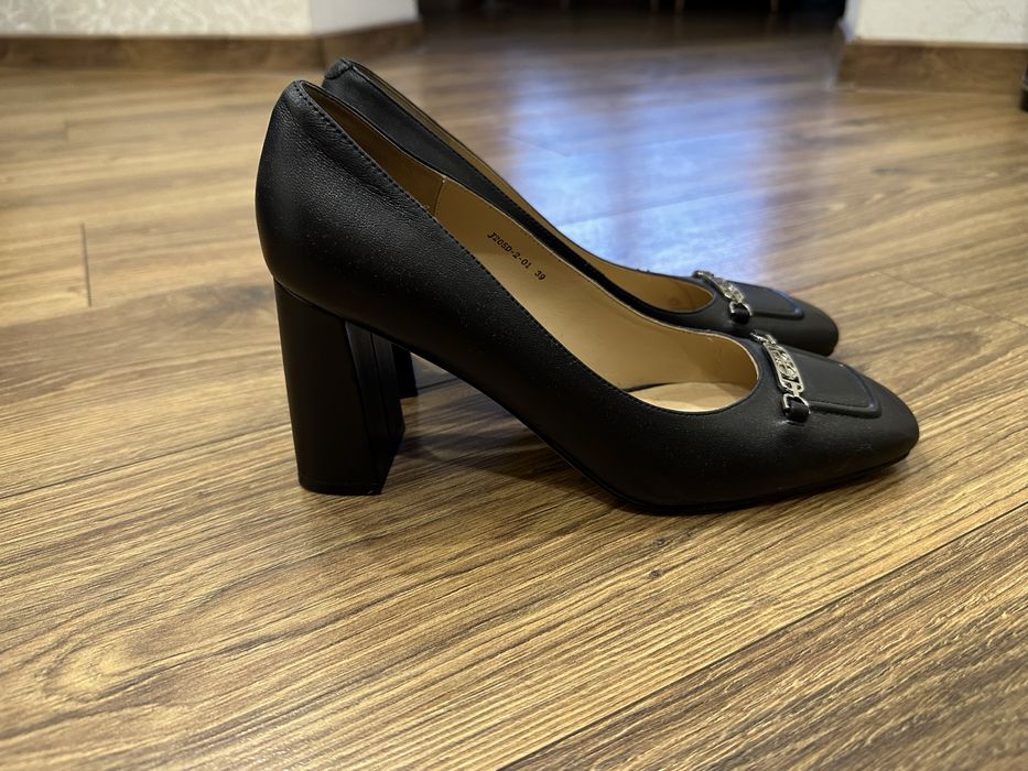 Жіночі туфлі від estro