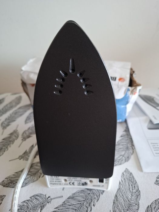 Travel iron (Black and Decker).64750959107970123