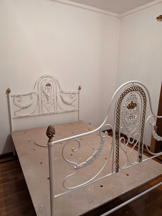 Cama de ferro - antiguidade com brasão