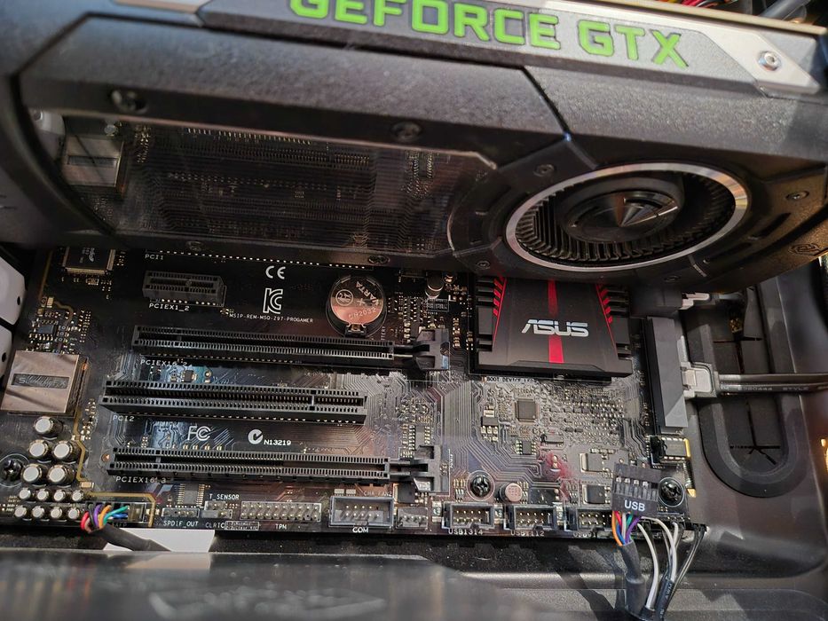 Komputer stacjonarny: intel i7-4790K | GTX Titan X 12GB | 32GB RAM | SSD 1TB + Akcesoria RAZER