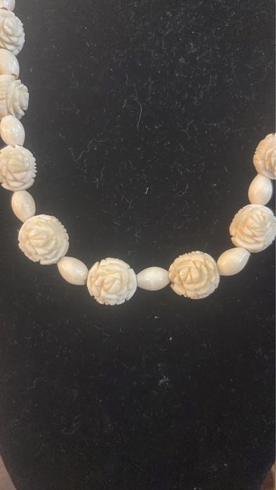 Colar rosinhas em material nobre