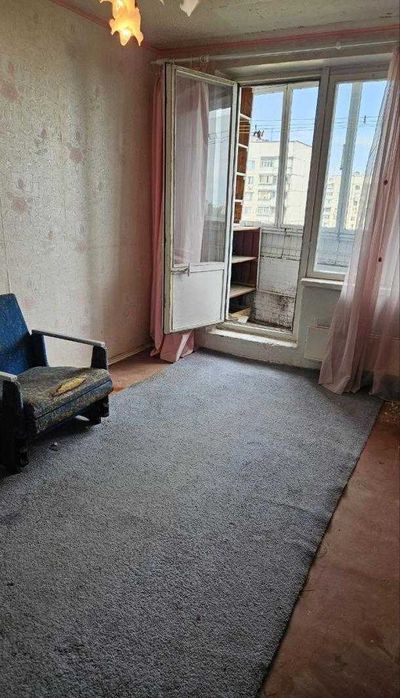 Продам гостинку со своим балконом метро Масельского