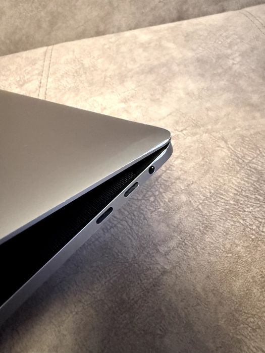 MacBook Pro 2017 A1707 - 15, i7/DDR3 -16GB/256 GB SSD/Radeon Pro 555