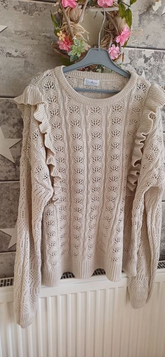 Beżowy ażurowy sweterek sweter Varlesca nude falbany falbanki