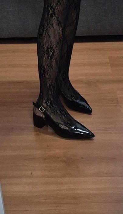 Czarne czółenka bez pięty na słupku z czubkiem w szpic