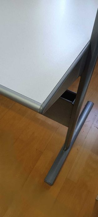 Secretária Branca e Cromada