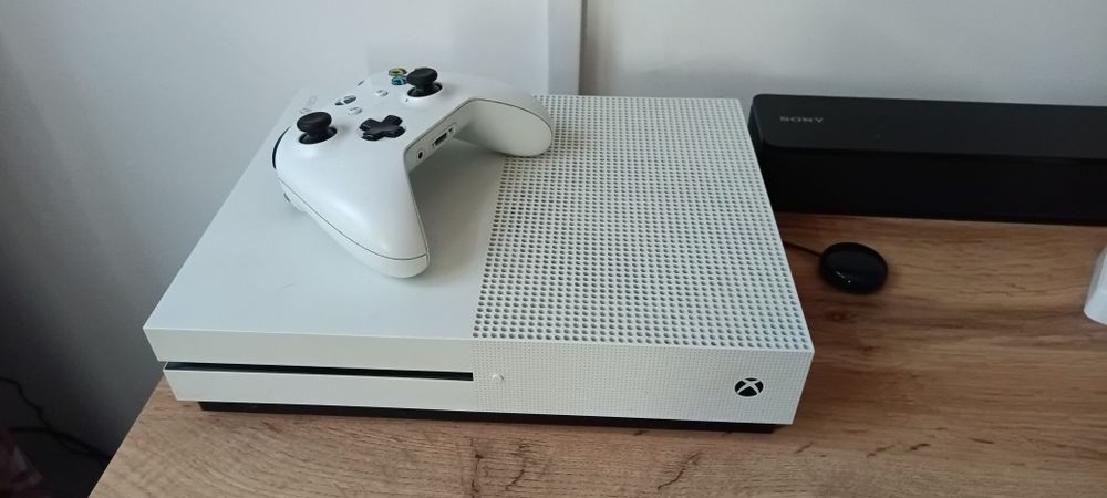 Xbox One S 1TB + pad