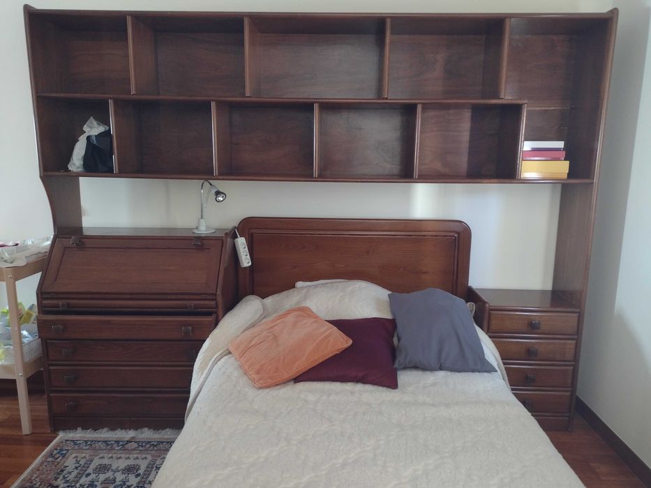 Móvel de cama de madeira com estante