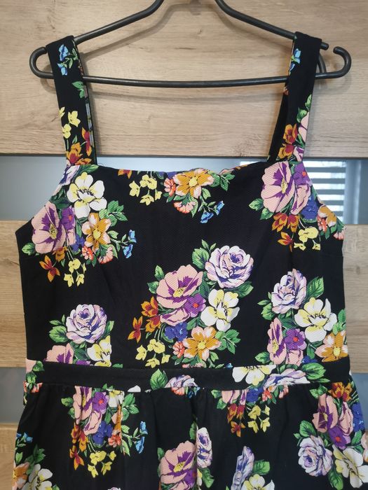 Sukienka w kwiaty elegancka 46