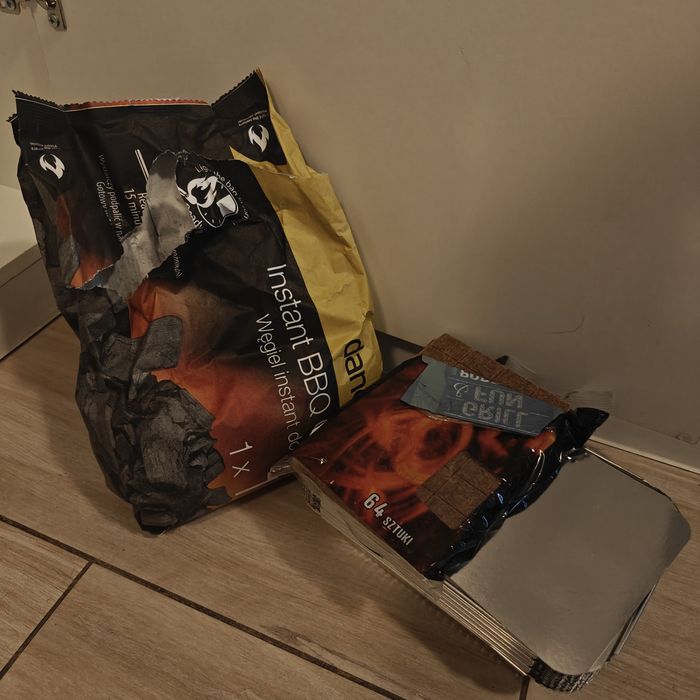 Brykiet 0.5 kg, podpałka do grilla i tacki grillowe