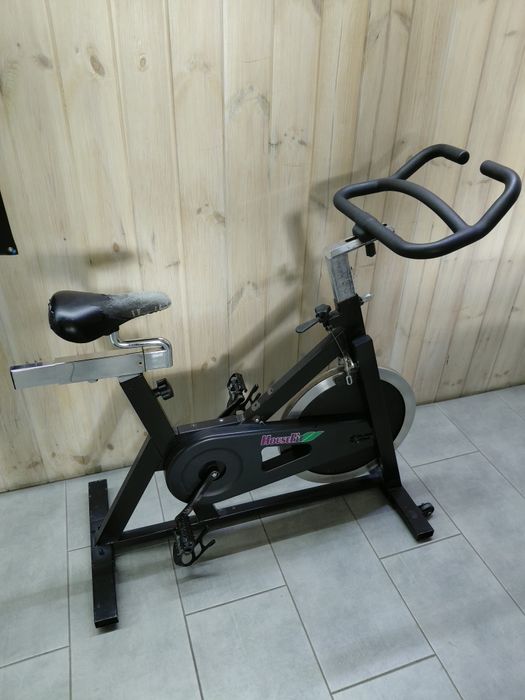 Спин-байк HouseFit. Требует ремонта каретки.