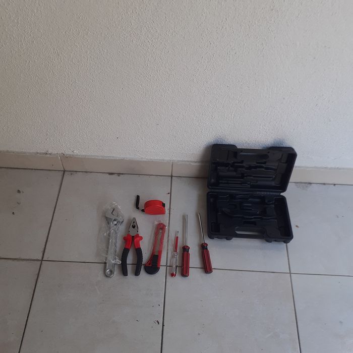 Caixa com 7 ferramentas .Nova