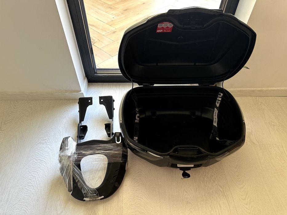 Stelaż i kufer centralny GIVI do skutera BMW CE04