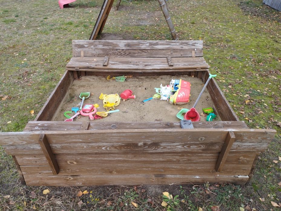 Piaskownica wraz z zawartością