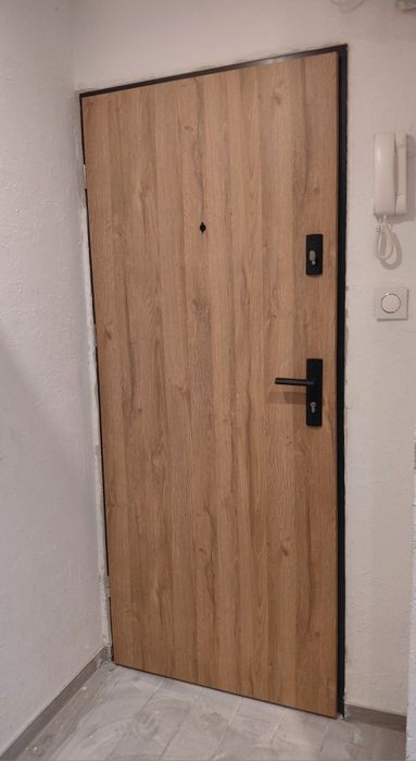 Drzwi z montażem drewniane metalowe do bloku akustyczne Od RĘKI