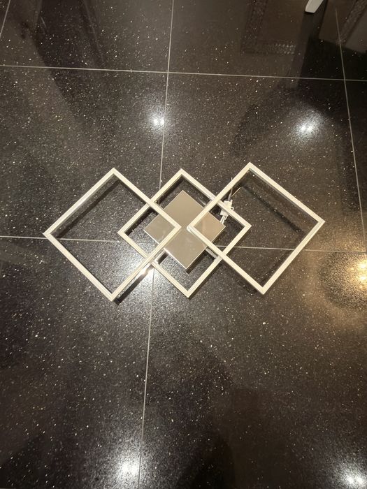 Nowoczesna lampa LED srebrna