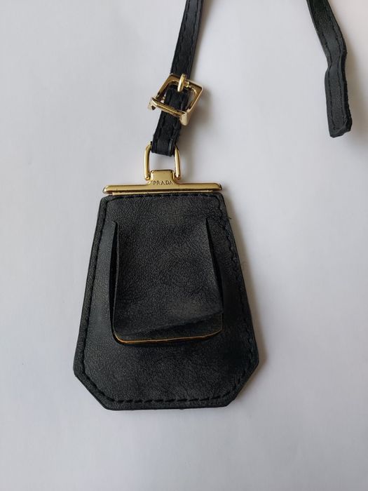 Продаю кожаный брелок на сумки Prada оригинал