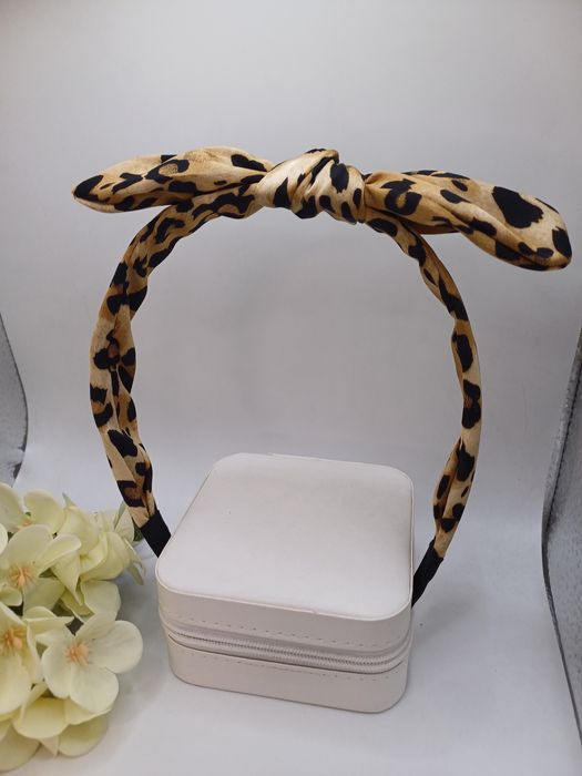 Opaska na głowę z kokardką w panterkę