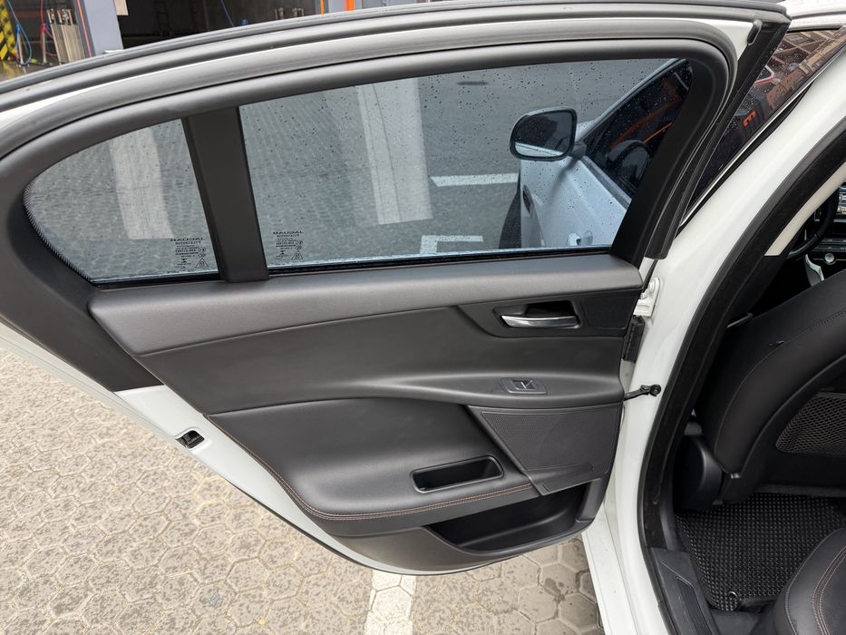 Jaguar XE, Prestige 2015