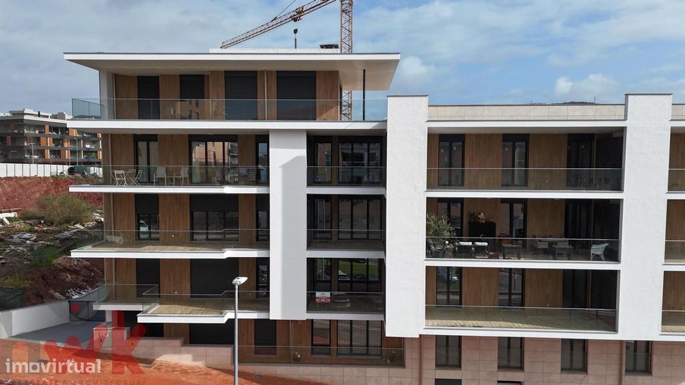 T2 Novo (2025) com 2 Suítes, Terraço e Garagem Box