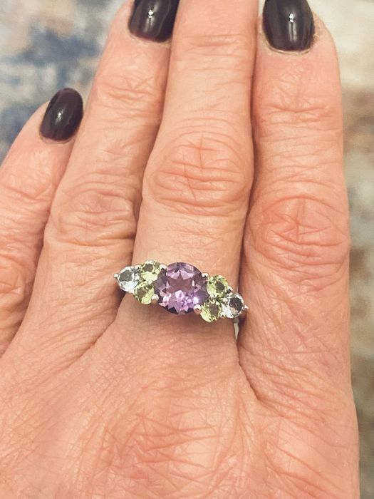 Srebrny pierścionek z naturalnymi kamieniami