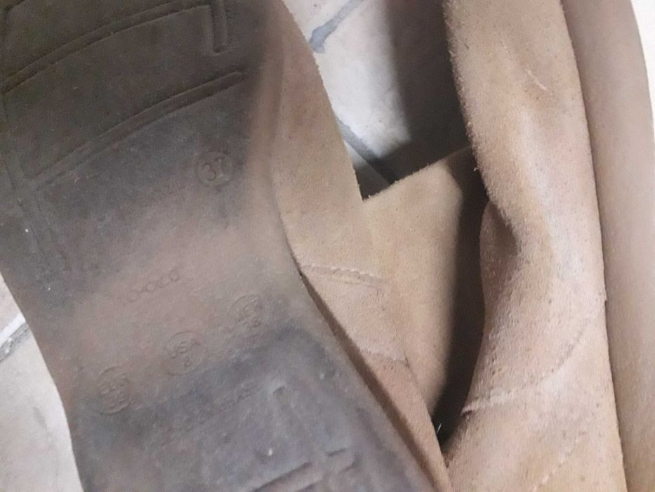 Botas em camurça creme