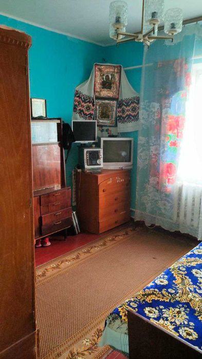 Будинок 3 кімнати.  13 соток, є газ, піч.