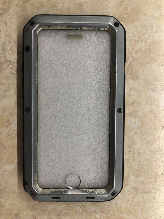 Iphone 6 в захисному металевому кейсі