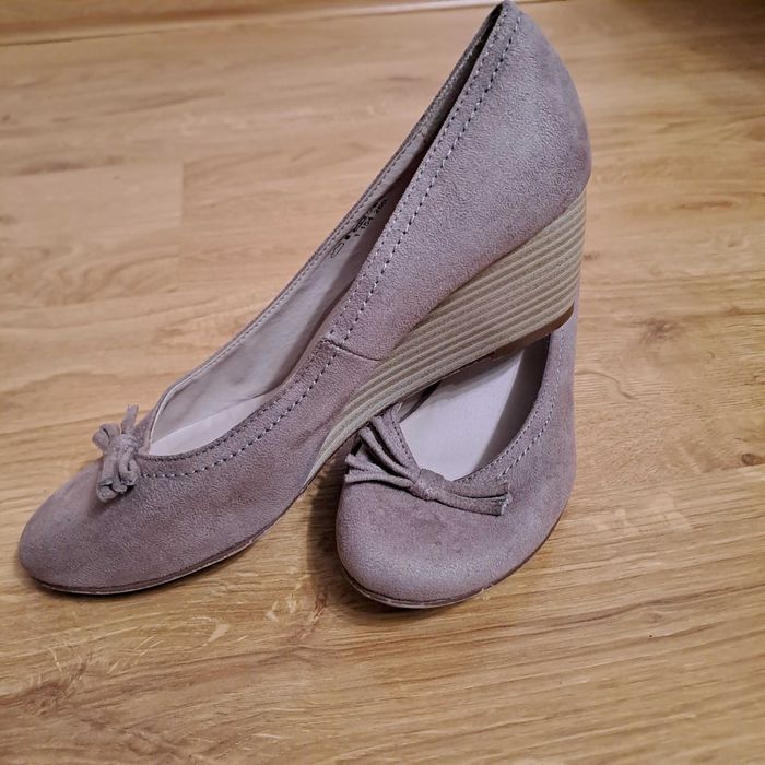 Czółenka damskie na koturnie zamszowe / rozmiar 39