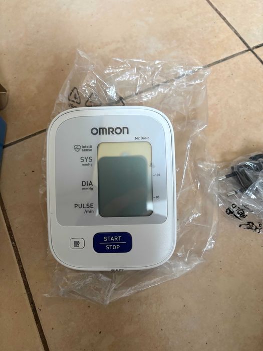 Автоматический тонометр с адаптором  Omron M2 Basic