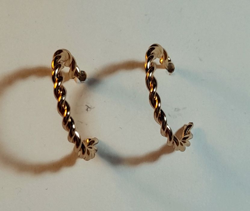 Argolas finas duplas em dourado