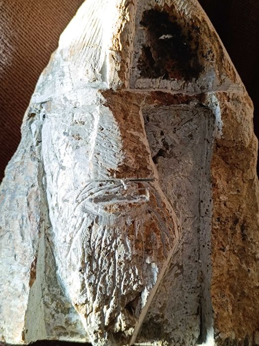 Busto em pedra de D. Afonso Henriques com Espada