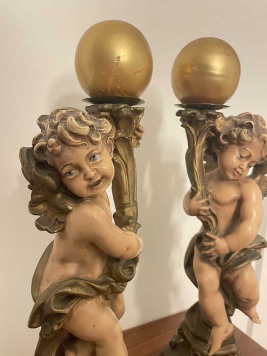 Castiçal barroco/rococó com figuras de putti